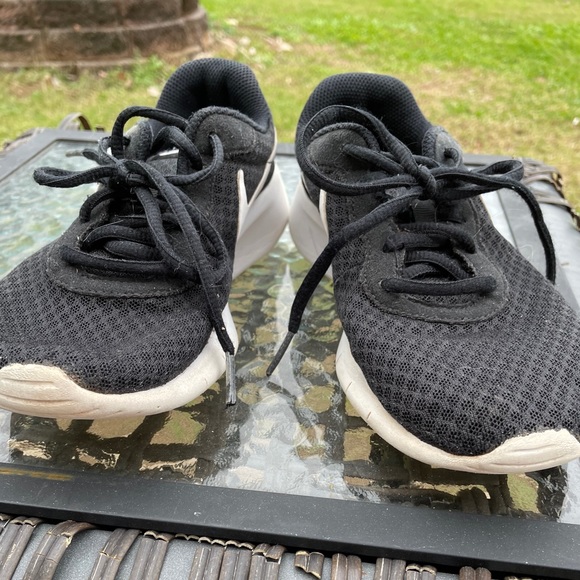 Nike black and white shoes - Picture 2 of 8